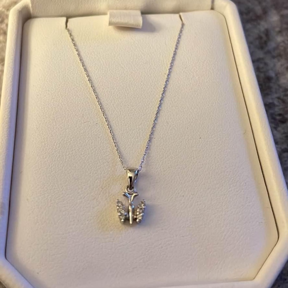 Elegant Silver Pendant Necklace